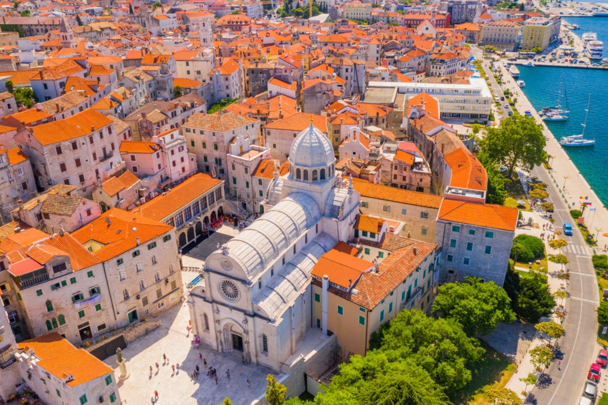 Croazia, la bellissima città vecchia di Sibenik, vista panoramica del centro città e della cattedrale di San Giacomo