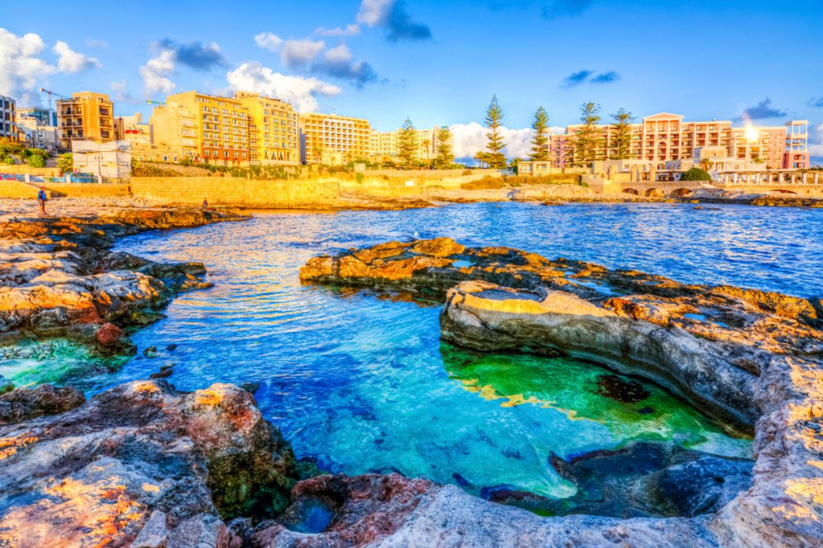 Vista costiera di Paceville a St Julian, Malta