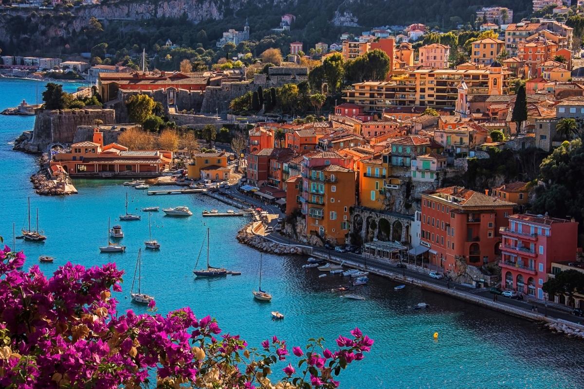 Vista costiera di Villefranche-sur-Mer con le sue tipiche case color ambra e l'acqua turchese