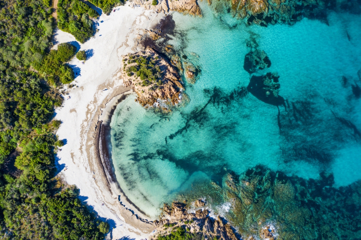 Vista dall'alto della Spiaggia del Principe bagnata da un mare turchese. Costa Smeralda (Sardegna), Italia