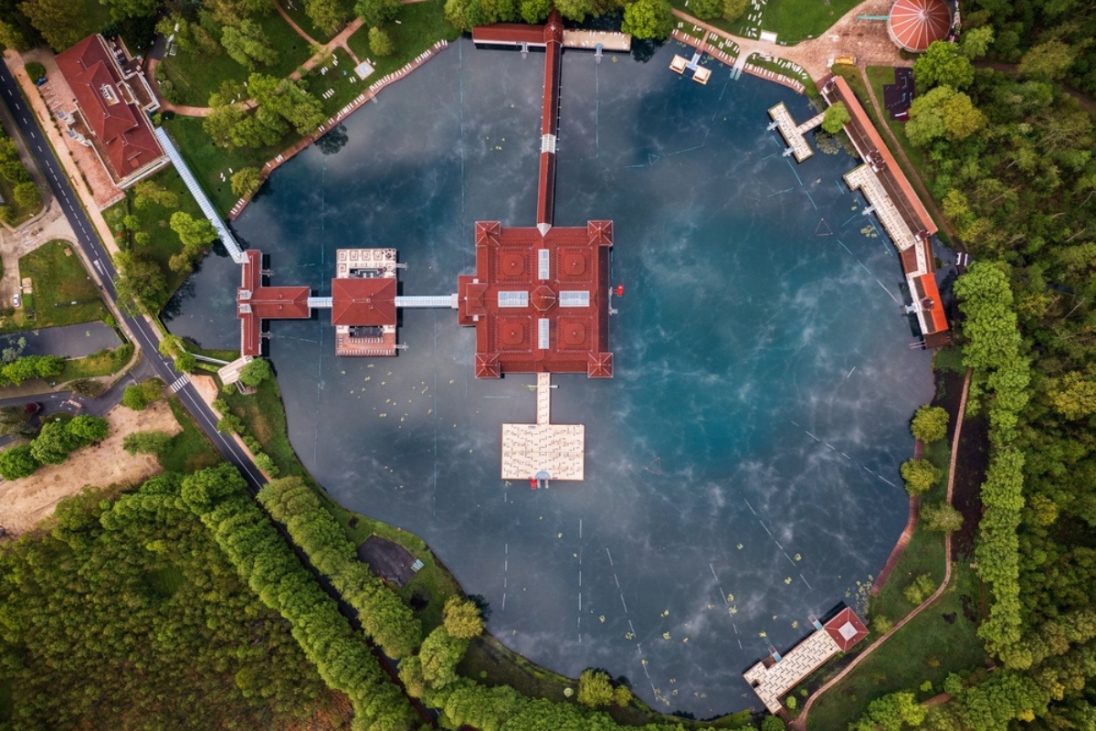 Vista dall'alto delle acque termali del lago di Heviz, vicino al Lago Balaton.