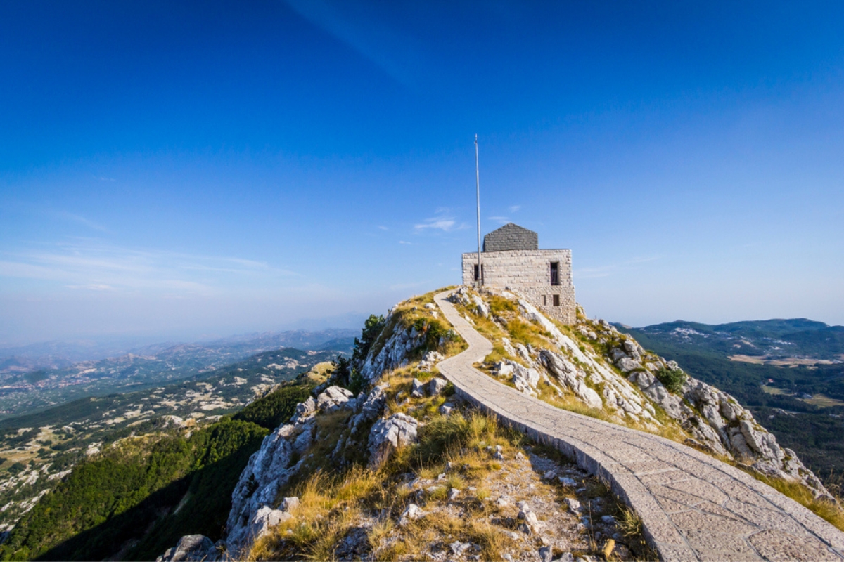 Vista del Parco Nazionale di Lovcen e dell'edificio del Mausoleo di Njegos. Montenegro