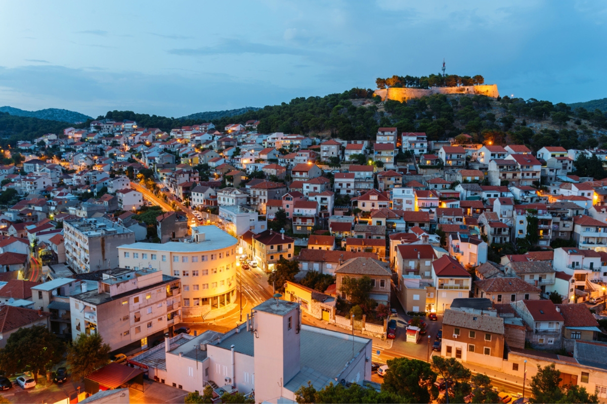 Vista serale dall'alto della città di Sibenik e della fortezza di San Giovanni dalla fortezza di San Michele a Sibenik, Croazia