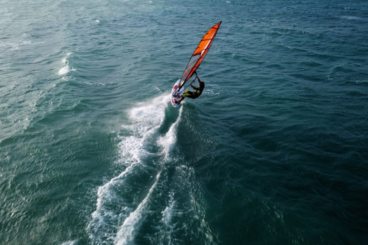 Wind surfer che naviga sull'acqua