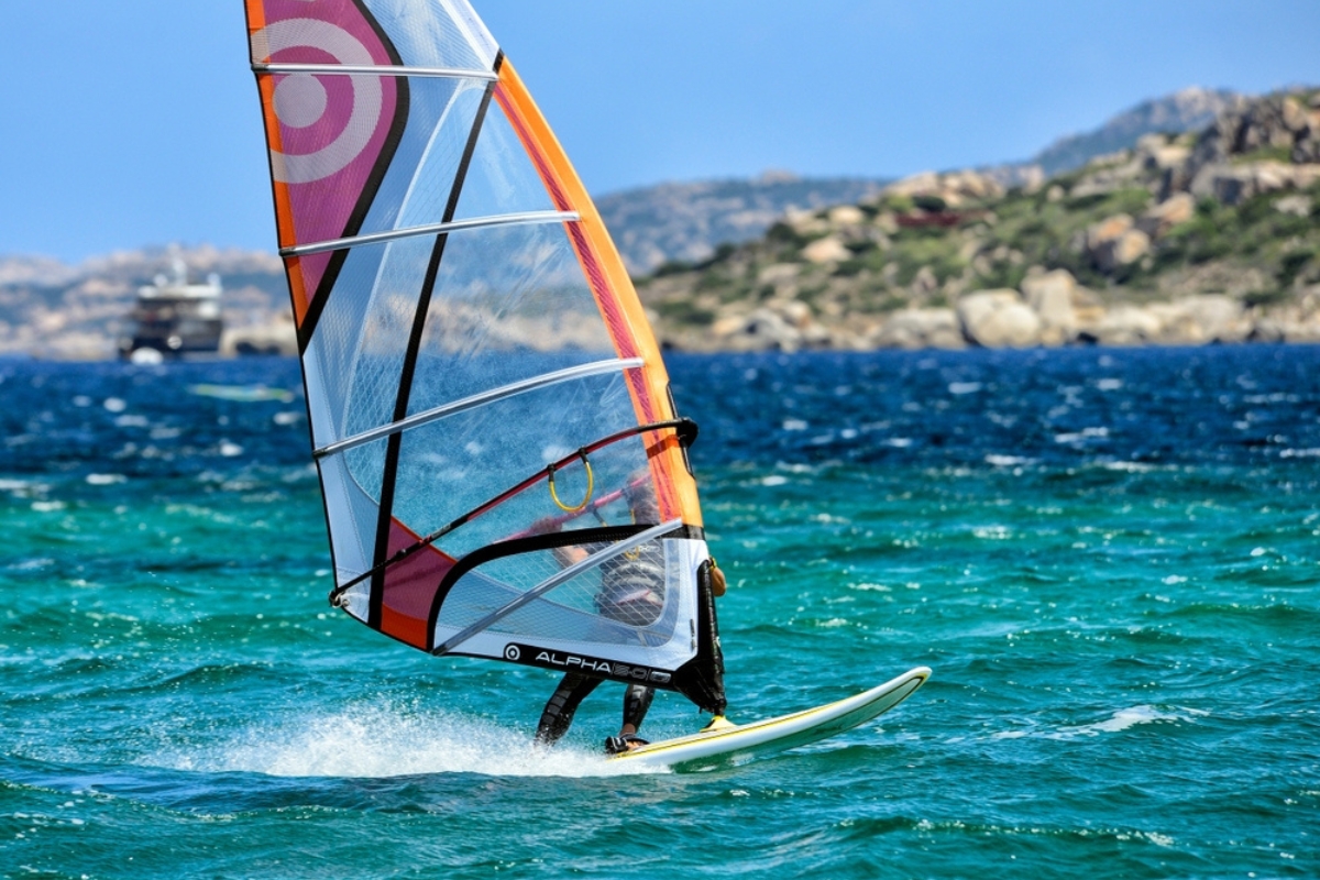 Windsurfista in azione a Porto Pollo, Palau, Costa Smeralda