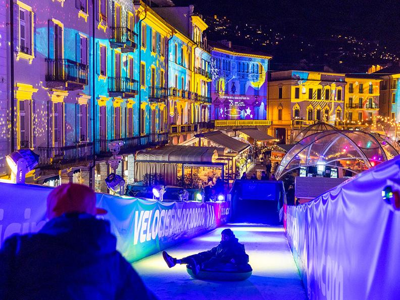 I partecipanti al Winterland Locarno si divertono con gli scivoli di ghiaccio