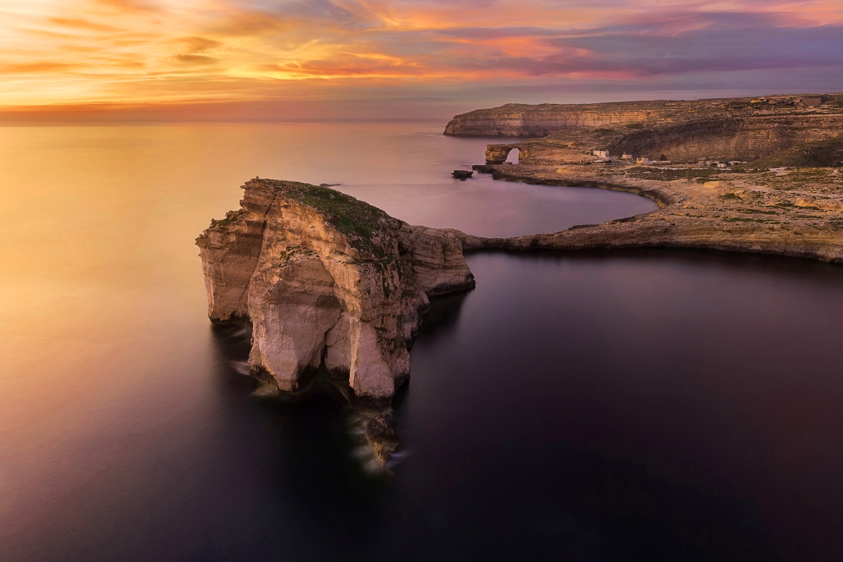 Vista aerea della baia di Dwejra al tramonto