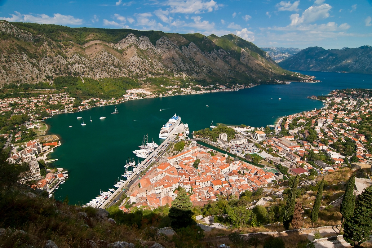 Vista panoramica della città storica di Kotor, con la famosa Baia di Kotor in una bella giornata di sole, Montenegro