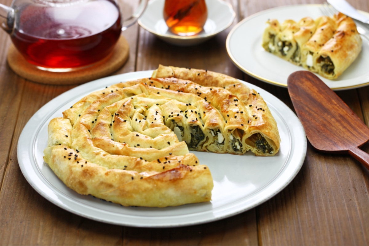 borek arrotolato fatto in casa, spinaci e feta