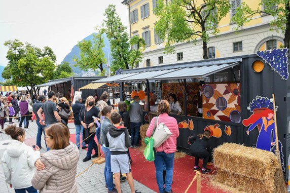 Visitatori in una delle precedenti edizioni della Festa d'Autunno a Lugano, in Ticino, Svizzera