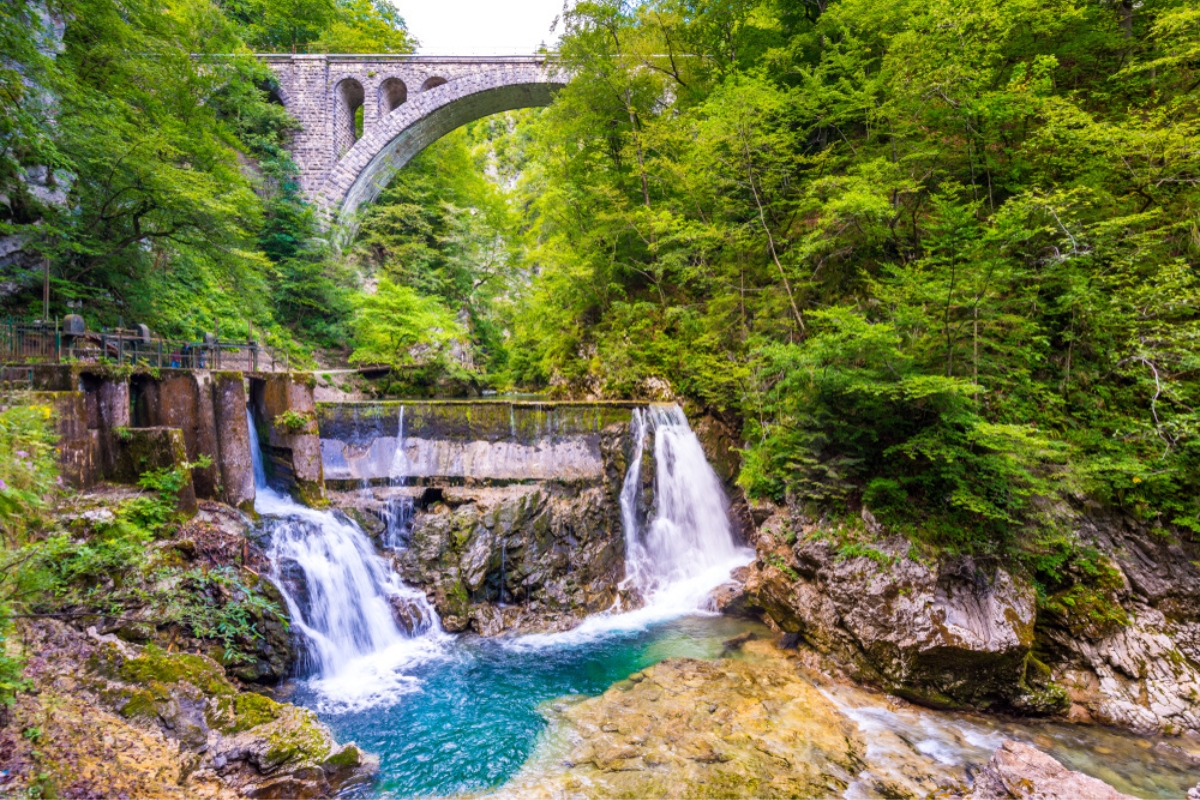Cascate della gola di Vintgar, in Slovenia, nel parco nazionale del Triglav, con sentieri turistici vicino alle cascate