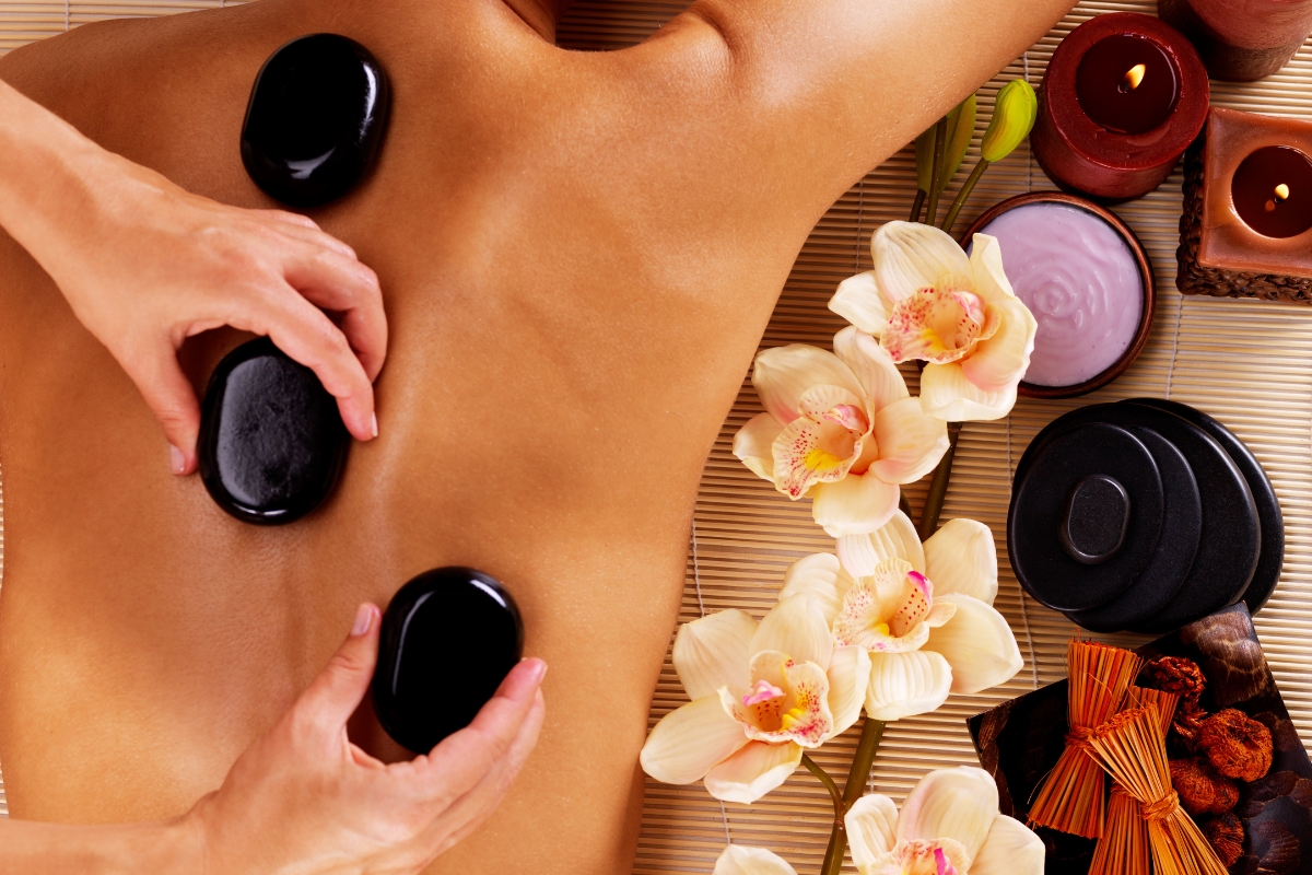 Donna che si gode un massaggio alla schiena con pietre calde