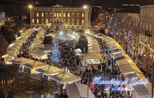 La magia del Natale scende su Trento con il Mercatino di Natale, un tradizionale mercato natalizio nella regione Trentino-Alto Adige
